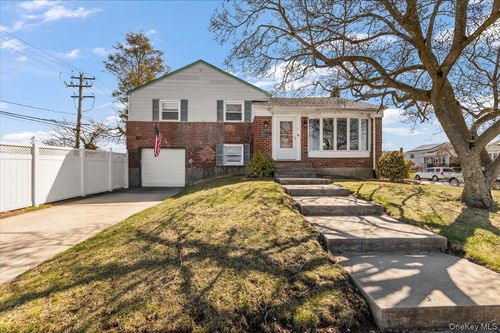 2 Fern Place, Oyster Bay, NY, 11803 | Card Image