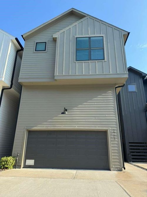 2704 Oakwood Crest Ln, Houston, TX, 77018-1124 | Card Image