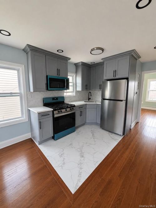 10910 210th St, Queens Village, NY, 11429-1422 | Card Image