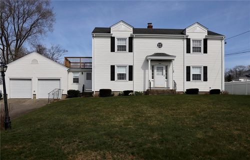 556 Metacom Ave, Bristol, RI, 02809-8528 | Card Image