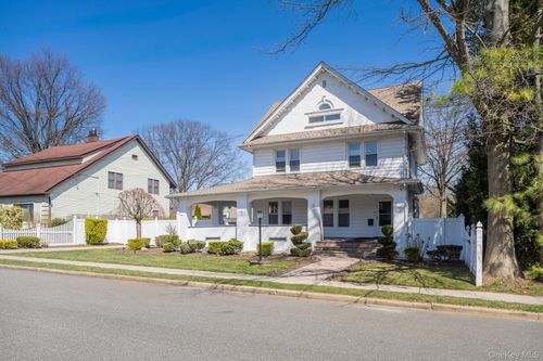 3 Columbia St, Westbury, NY, 11590-3418 | Card Image