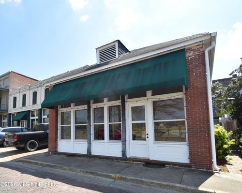113 W Front St, Greenwood, MS, 38930-4442 | Card Image