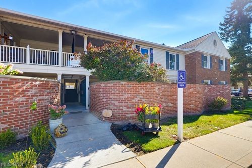 2109 Glouchester Dr, Lyndhurst, OH, 44124-4027 | Card Image