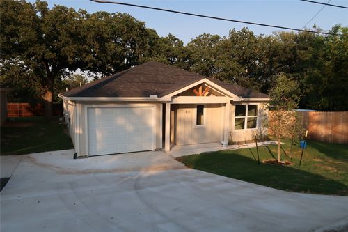 811 Branding Iron Trl, Granbury, TX, 76049-6724 | Card Image