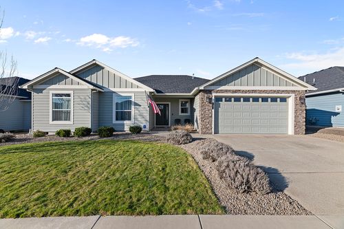 1043 Arrowhead Trl, Eagle Point, OR, 97524-8619 | Card Image