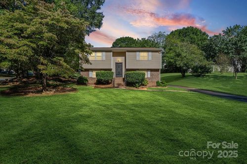 8619 Eaglewind Dr, Charlotte, NC, 28212-1506 | Card Image