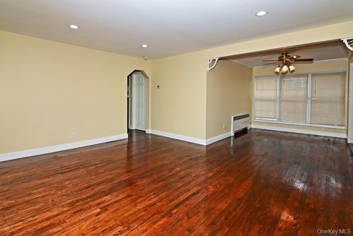 3 N Brook Dr, Valley Stream, NY, 11581-3303 | Card Image