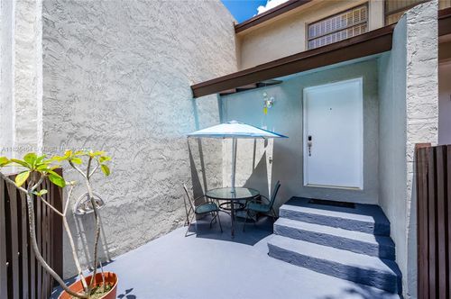 apt-203-10010 Nw 9th Street Cir, Miami, FL, 33172-5125 | Card Image