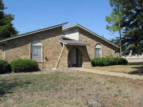 203 Martin Luther Cir, Duncanville, TX, 75116-4028 | Card Image