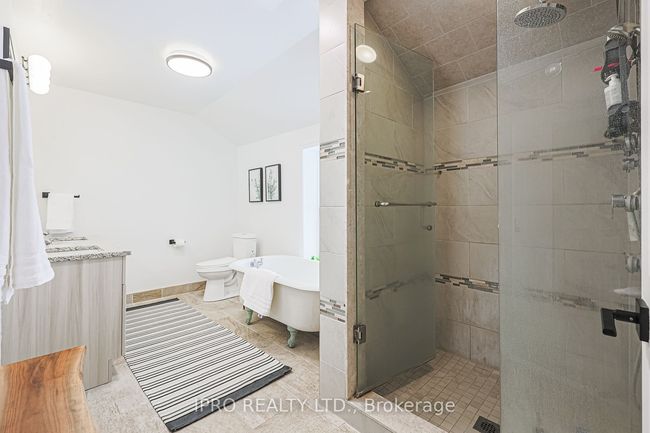 19051 Centre St, House other with 4 bedrooms, 2 bathrooms and 8 parking in Mount Albert ON | Image 12