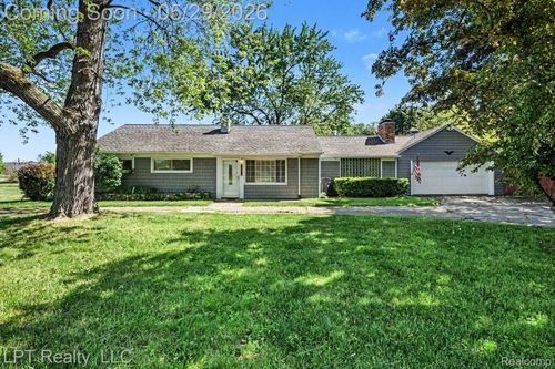 21021 Wendell St, Clinton Township, MI, 48036-3722 | Card Image