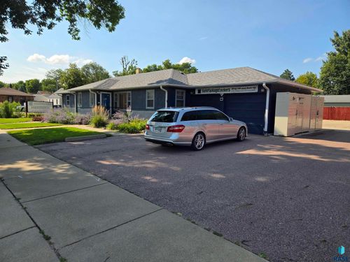 2010 W 33rd Street St, Sioux Falls, SD, 57105 | Card Image