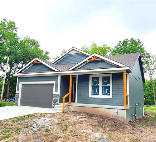 4 Highland Cir, Smithville, MO, 64089-8612 | Card Image