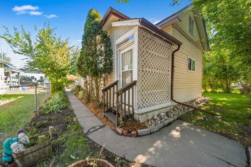511B Maple Ave Se, Medicine Hat, AB, T1A3A6 | Card Image