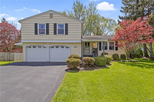 121 Cheerwood Dr, Baldwinsville, NY, 13027-3318 | Card Image