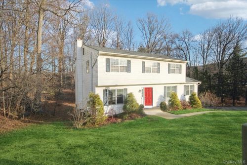 3 Geering Way, Fishkill, NY, 12524-1136 | Card Image