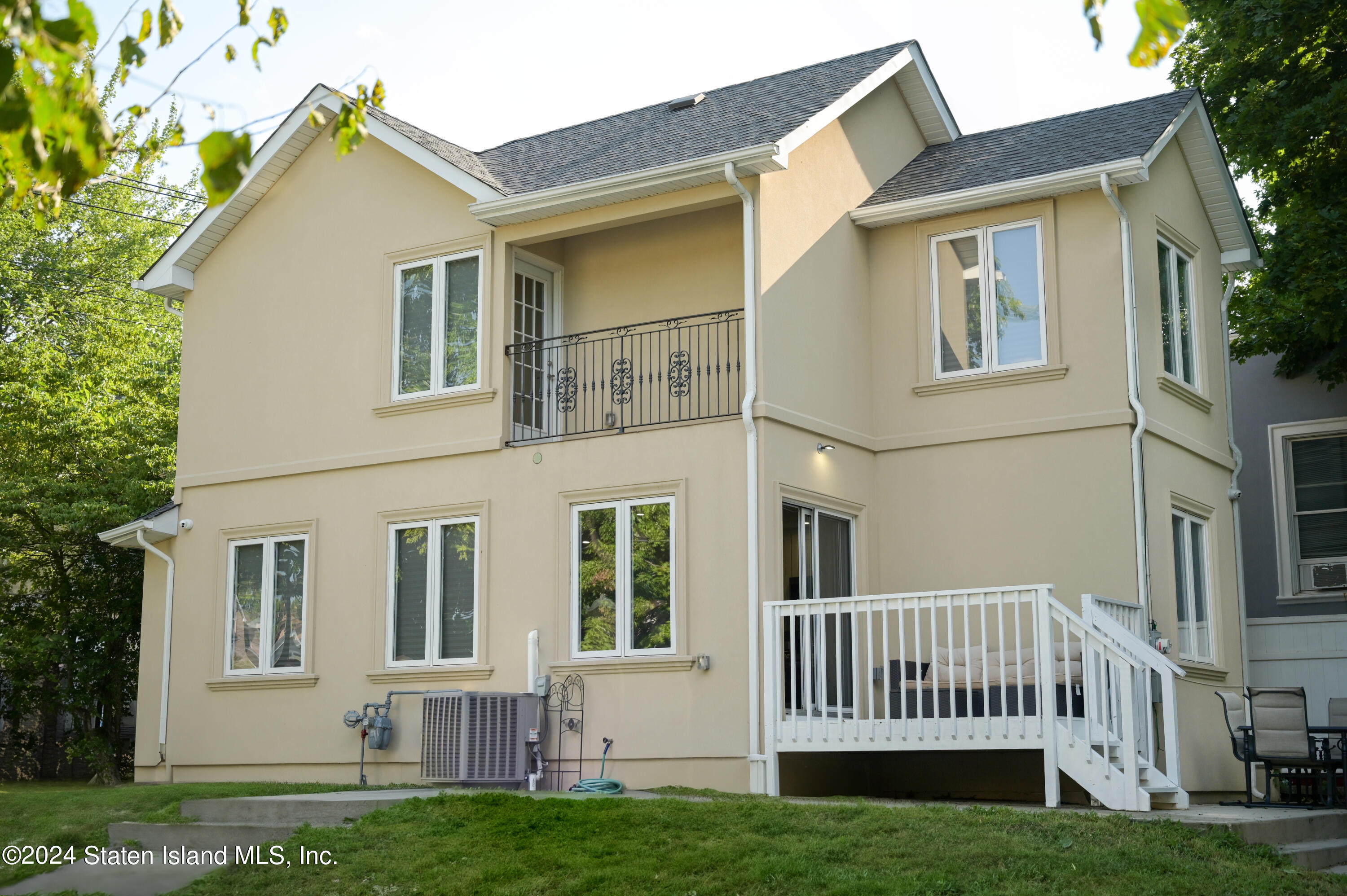 Fingerboard Rd, Staten Island, NY 10305