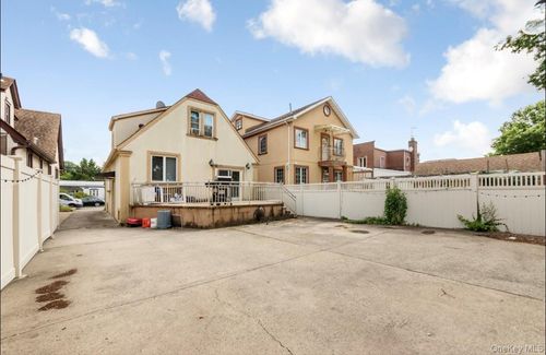 16711 81st Avenue, New York, NY, 11432 | Card Image