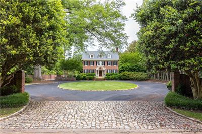 Large circular driveway | Image 2