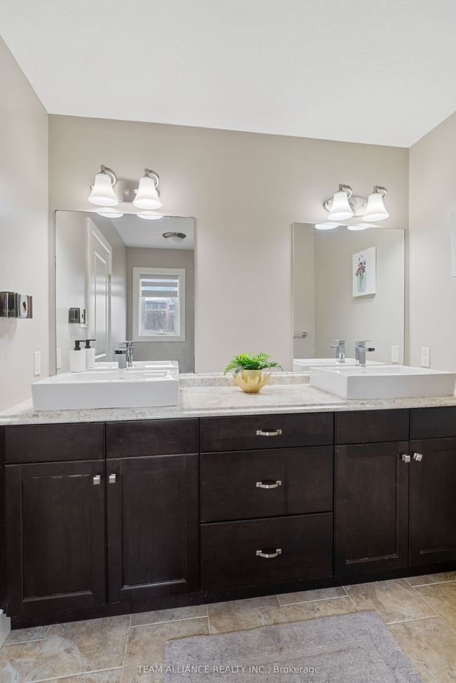25 Queensway Dr, House other with 3 bedrooms, 4 bathrooms and 4 parking in Strathroy ON | Image 18