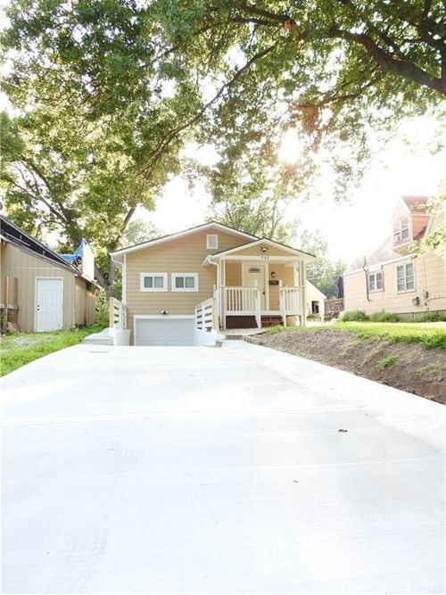 706 S Northern Blvd, Independence, MO, 64053-1842 | Card Image