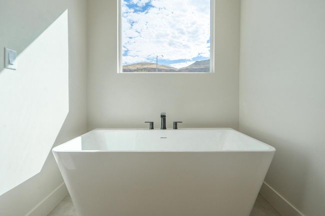 Primary Bathroom | Image 24