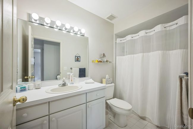 39_38049_Lantern_Hill_Ct_Farmington_Hills_MI_48331_USA-Bathroom-194376_SEP-21.jpg | Image 38
