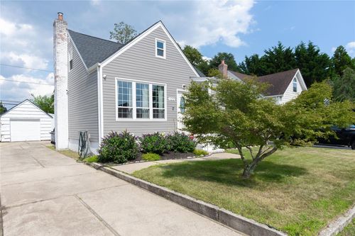 122 Venetian Blvd, Lindenhurst, NY, 11757-6106 | Card Image