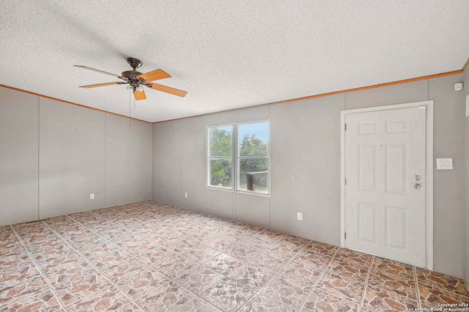 Residential in Lakehills 5