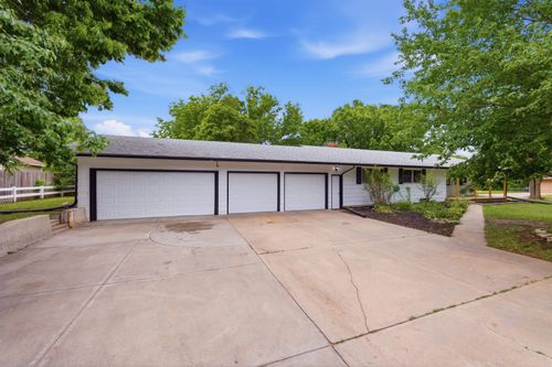33 Regal Crescent St, North Newton, KS, 67117-8022 | Card Image