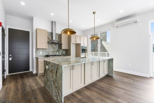 300-21 Lincoln Park, Newark, NJ, 07102-2301 | Card Image