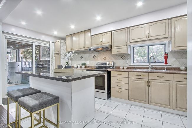 48 Archdekin Dr, House attached with 5 bedrooms, 3 bathrooms and 4 parking in Brampton ON | Image 14