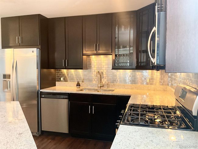 Large Peninsula with casual seating for 4! | Image 6