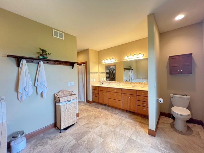 17216 County Road 5 Nw, House other with 5 bedrooms, 4 bathrooms and null parking in New London MN | Image 39