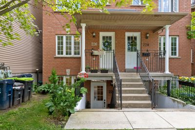 224 Wiltshire Ave, Condo with 3 bedrooms, 2 bathrooms and 1 parking in Toronto ON | Image 2