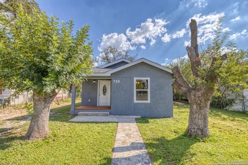 723 W Leona St, Uvalde, TX, 78801-4533 | Card Image