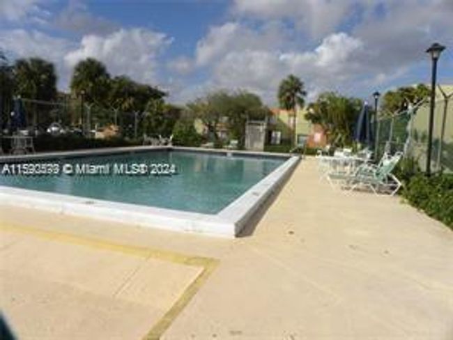 112D - 9321 Sw 4th St, Condo with 2 bedrooms, 1 bathrooms and null parking in Miami FL | Image 8