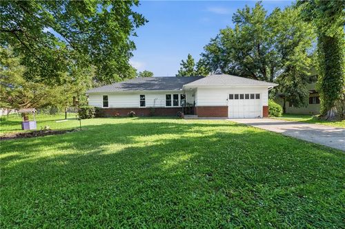 816 Vine St, Lacygne, KS, 66040-7122 | Card Image