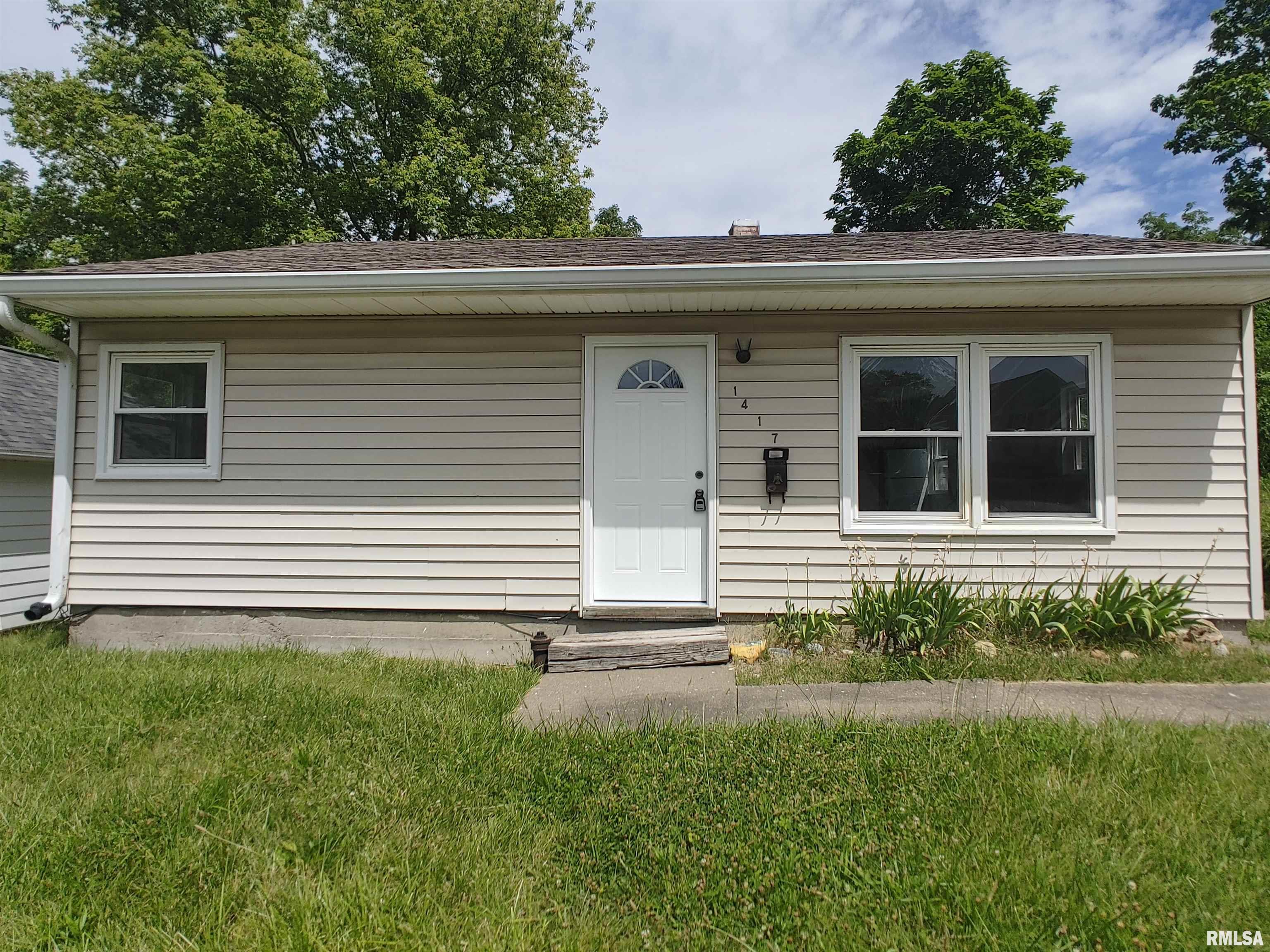 College Ave, Davenport, IA 52803