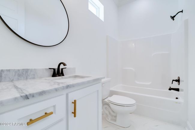 Bathroom II | Image 19