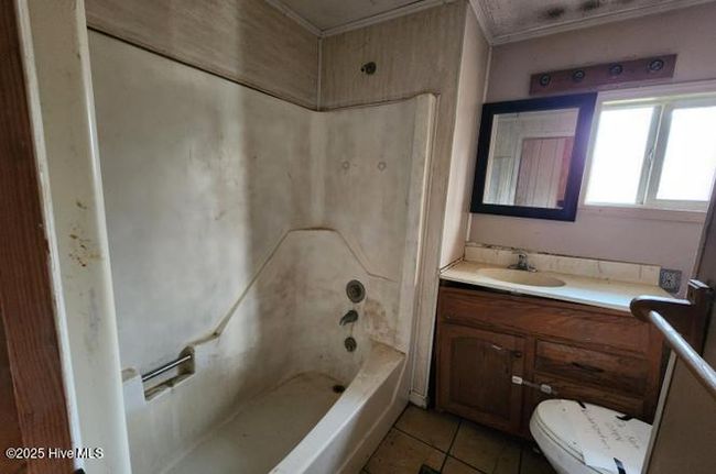Bathroom | Image 16