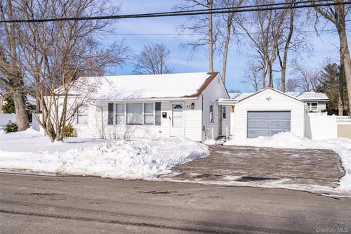 17 Armell St, Huntington Station, NY, 11746-3741 | Card Image