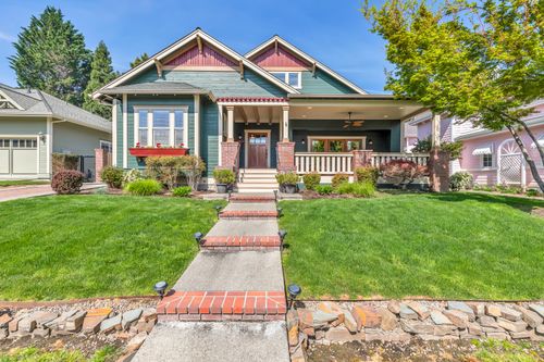 325 Jackson Creek Dr, Jacksonville, OR, 97530-9672 | Card Image
