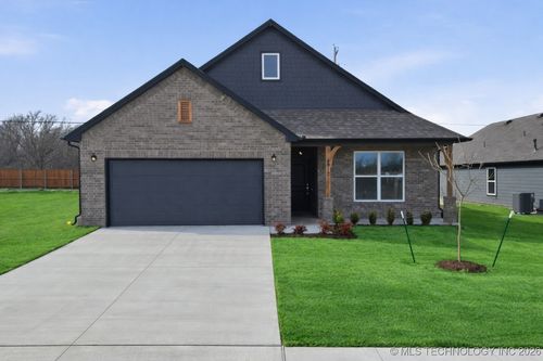 4912 N Walnut Ave, Broken Arrow, OK, 74012-7033 | Card Image