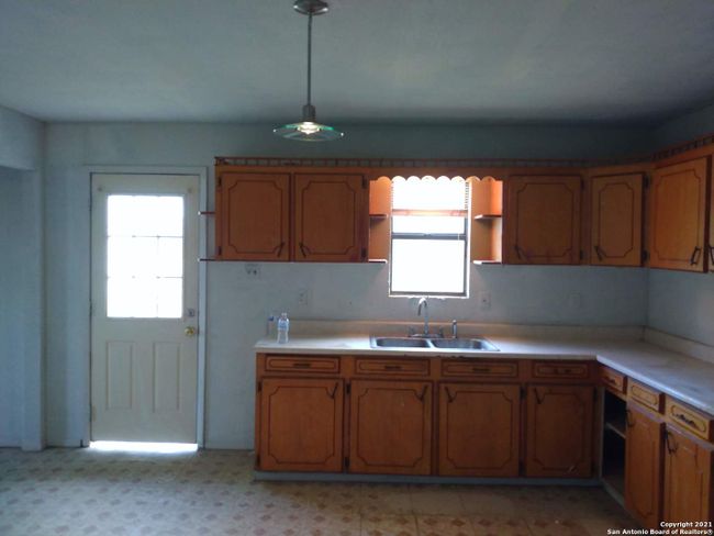 111 Austin St, House other with 5 bedrooms, 2 bathrooms and null parking in Asherton TX | Image 13