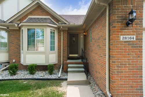 28164 Cottonwood Ct, Chesterfield, MI, 48047-6409 | Card Image