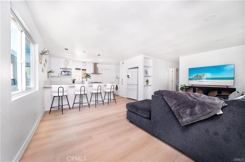 1011 W Myrtle St, Santa Ana, CA, 92703-3911 | Card Image