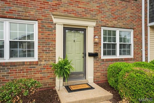 1541 E Swan Cir, Brentwood, MO, 63144-1112 | Card Image