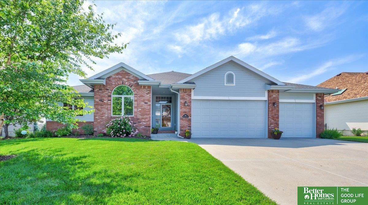 Walnut Creek Dr, Papillion, NE 68046