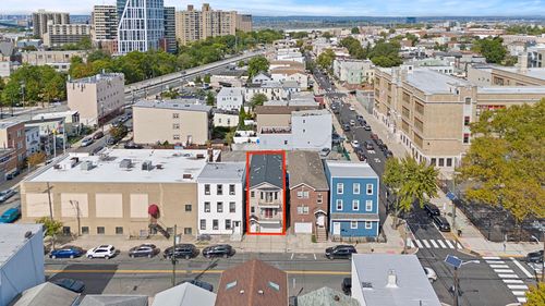 83 Oakland Ave, Jersey City, NJ, 07306-2203 | Card Image